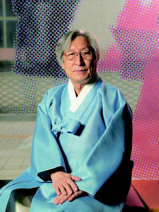 김영운은 서울대와 한양대에서 국악이론을 전공하고 성균관대에서 문학 박사 학위를 받았다. KBS FM 프로듀서, 강릉대 음악과 교수, 한국학중앙연구원 교수· 정보센터소장·대학원장, 한양대 국악과 교수, 국악방송 사장을 역임했다. 2021년부터 국립국악원 원장으로 재직 중이다.